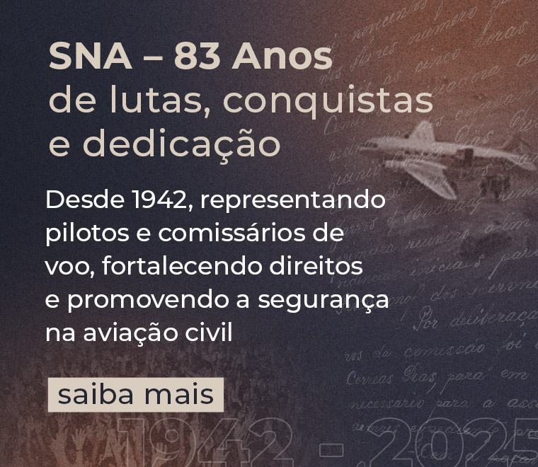 Banner comemorativo dos 83 anos do Sindicato Nacional dos Aeronautas (SNA), destacando o título \"SNA – 83 Anos de lutas, conquistas e dedicação\". O texto ressalta a atuação do sindicato desde 1942, representando pilotos e comissários de voo, fortalecendo direitos e promovendo a segurança na aviação civil. Ao fundo, uma imagem estilizada de um avião e manuscritos históricos, criando uma atmosfera de tradição e história. Botão com texto \"saiba mais\" sugere acesso a mais informações sobre o legado e as ações do SNA.