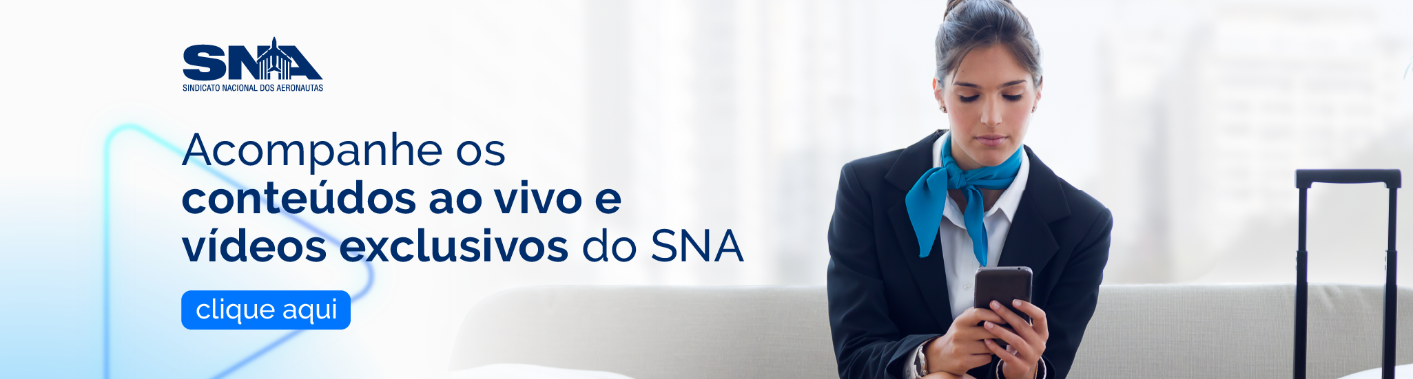 \"Banner institucional do Sindicato Nacional dos Aeronautas (SNA), com fundo claro e imagem de uma comissária de voo usando uniforme azul e preto, sentada, interagindo com seu celular ao lado de uma mala de rodinhas. À esquerda, o texto convida: \