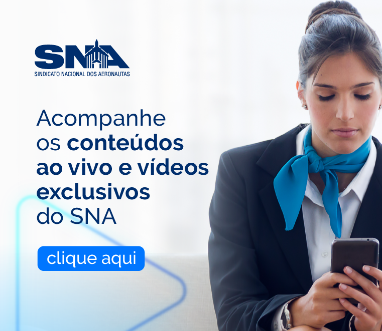 \"Banner institucional do Sindicato Nacional dos Aeronautas (SNA), com fundo claro e imagem de uma comissária de voo usando uniforme azul e preto, sentada, interagindo com seu celular ao lado de uma mala de rodinhas. À esquerda, o texto convida: \